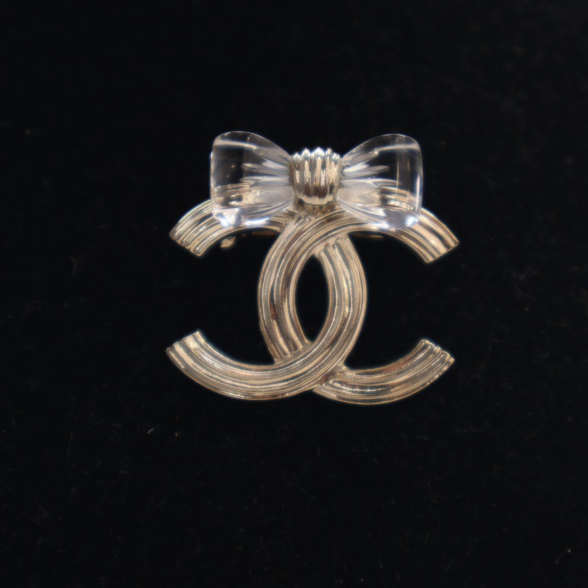 Pre-Owned Chanel Brooch Resin CC, silver embossed logo detail