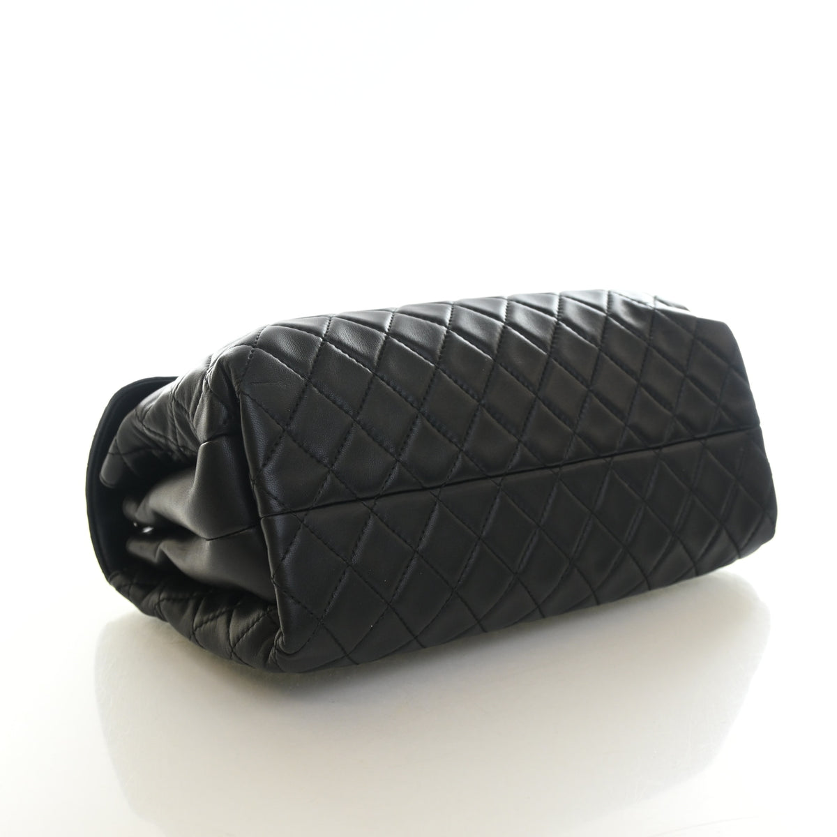Pre-Owned Chanel Flap Bag Medium Lambskin Accordion Single, base and feet view