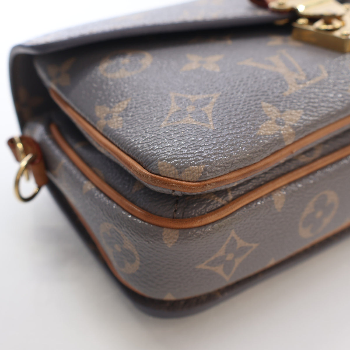 Pre-Owned Louis Vuitton Pochette Metis Canvas Monogram East West, corner and edge detail