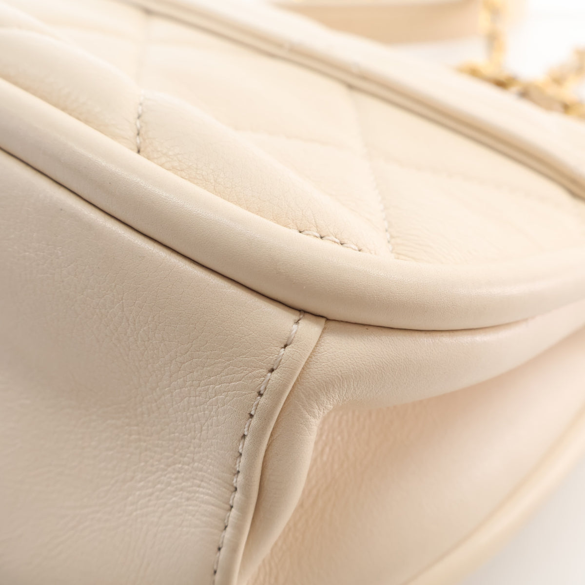 Pre-Owned Chanel Flap Bag Small Lambskin, corner and edge detail, photo 14 of 25