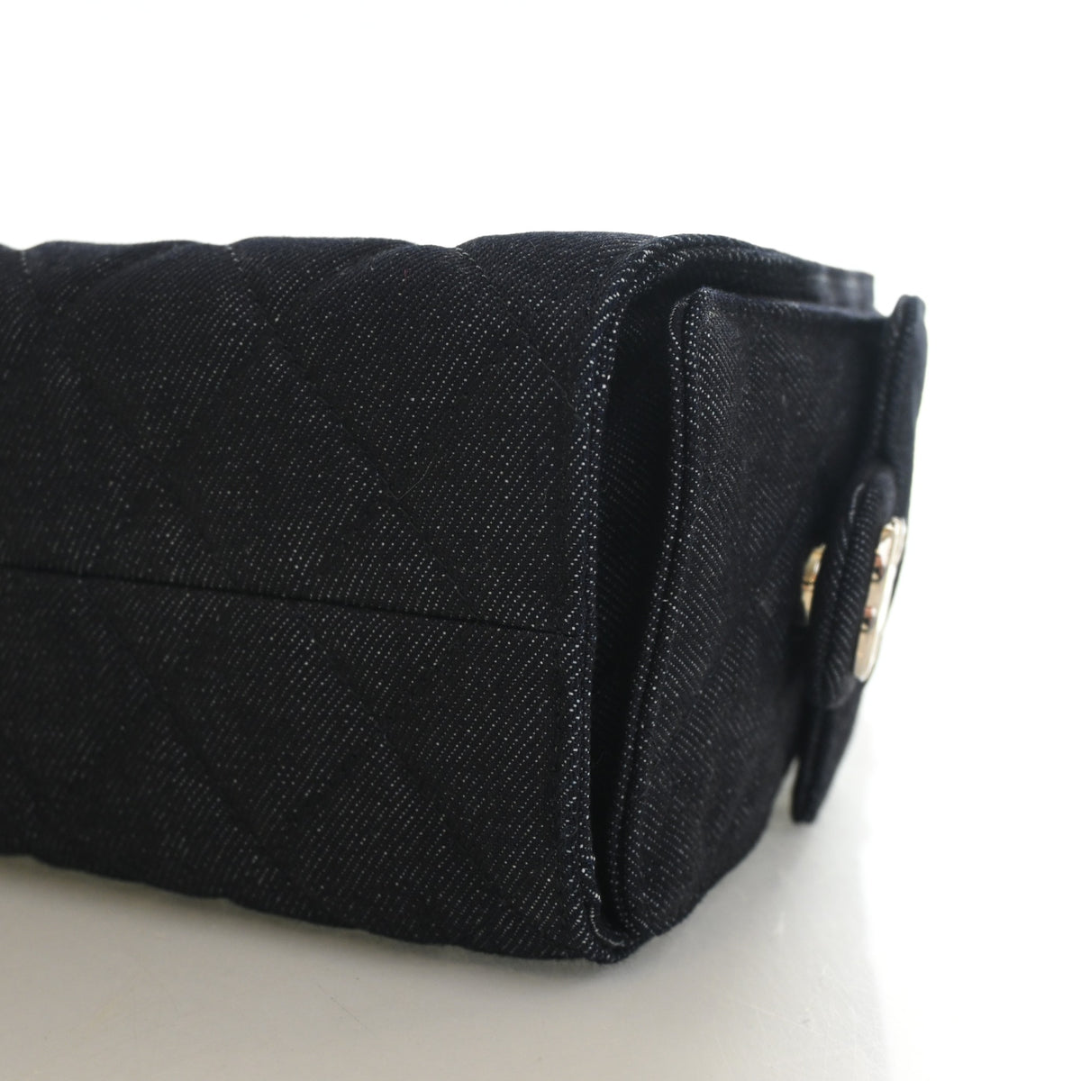 Pre-Owned Chanel Hobo Mini Denim 25, corner and edge detail, photo 8 of 14