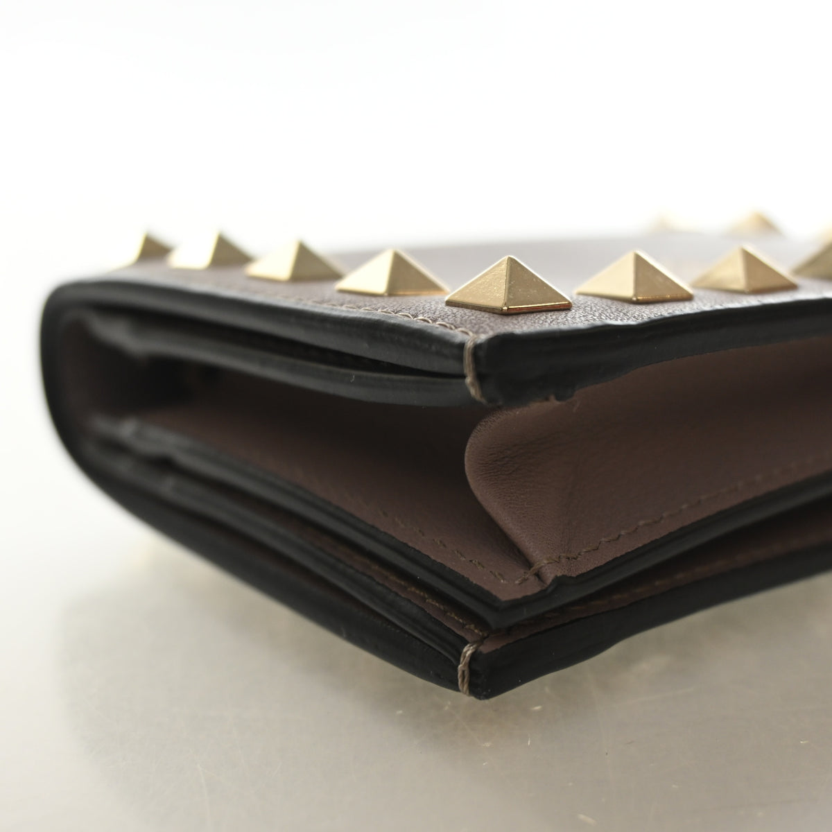 Pre-Owned Valentino Wallet Small Calfskin Rockstud, corner and edge detail