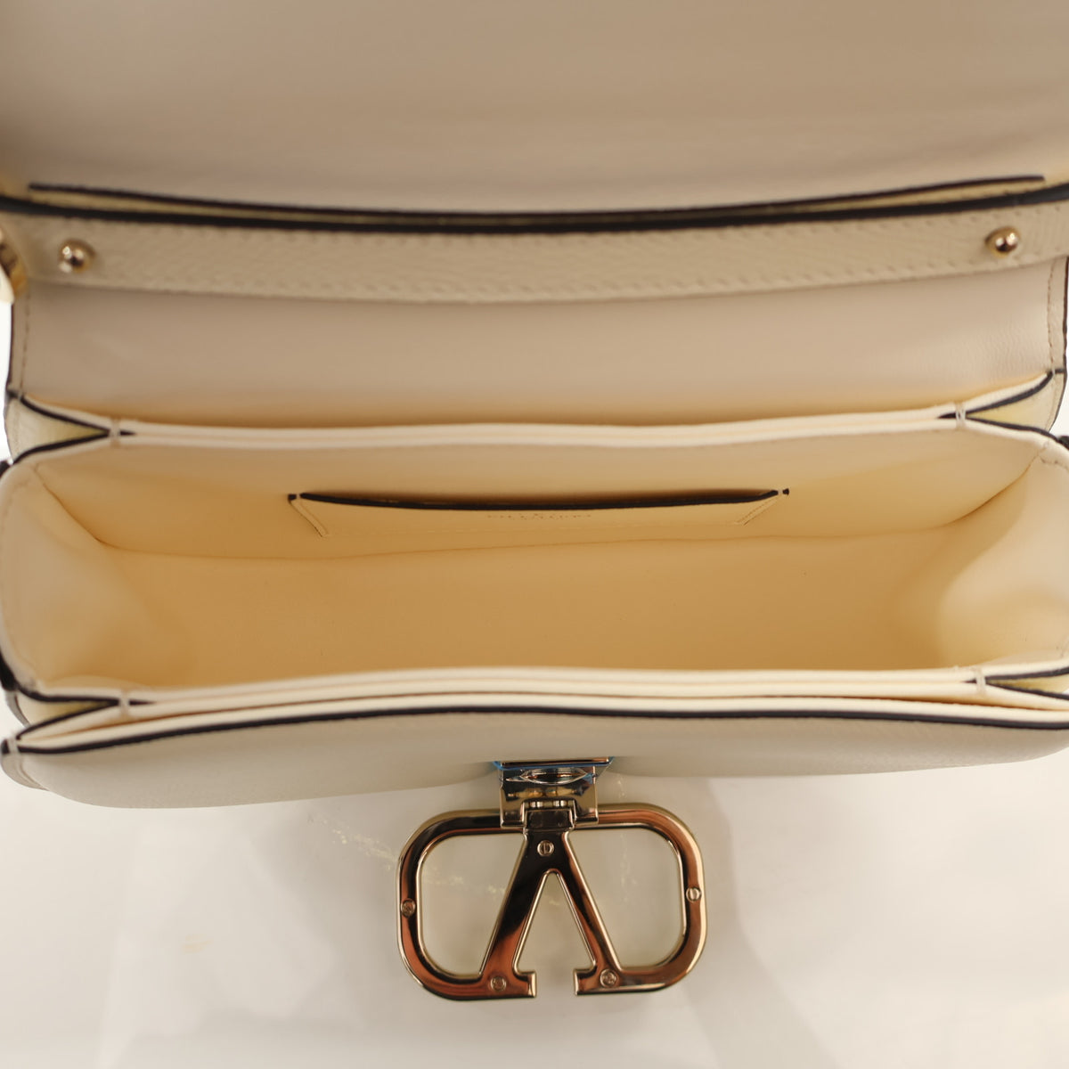 Pre-Owned Valentino Saddle Bag Calfskin Vsling, open interior with lining