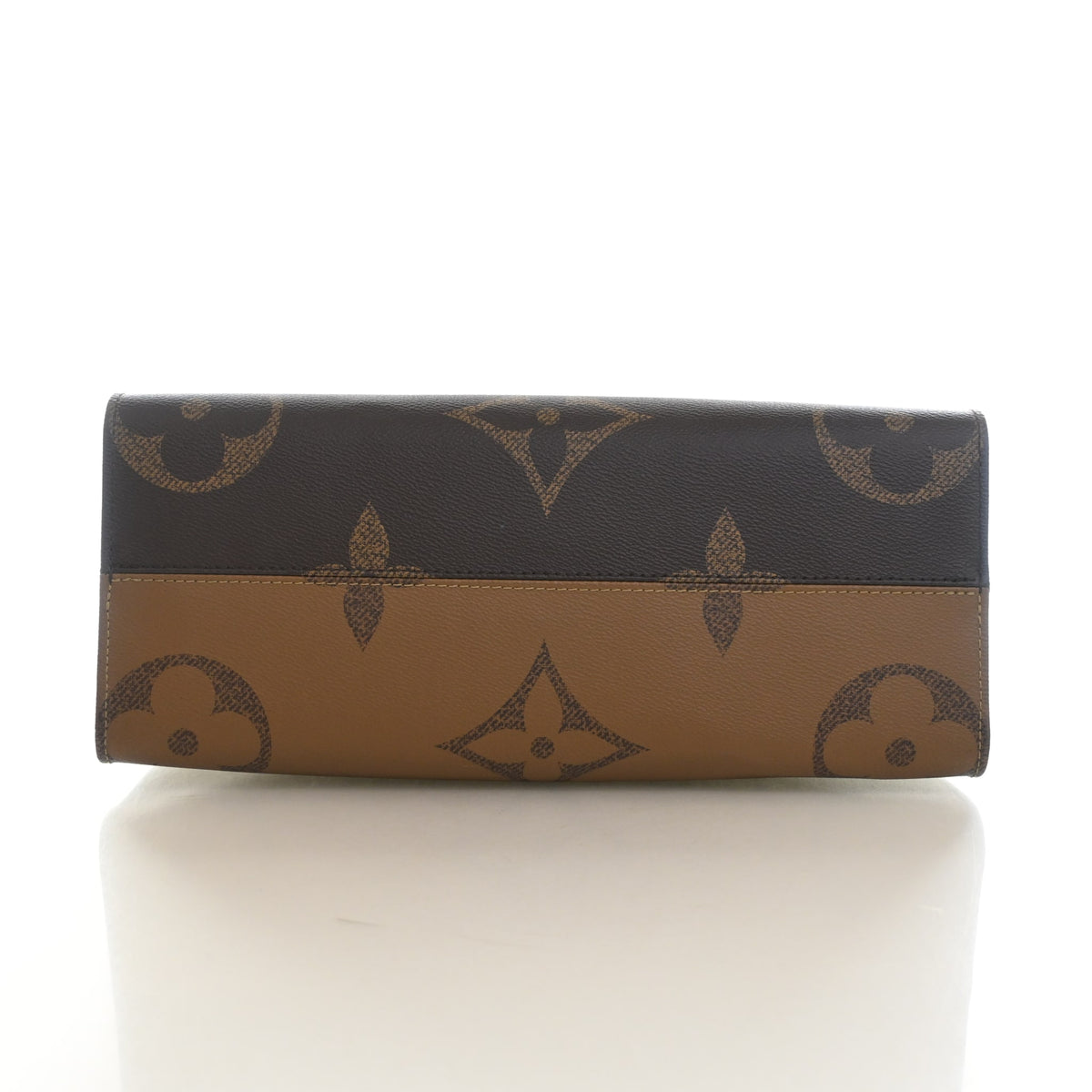 Pre-Owned Louis Vuitton Onthego MM Reverse Giant Monogram, base and feet view, photo 8 of 12