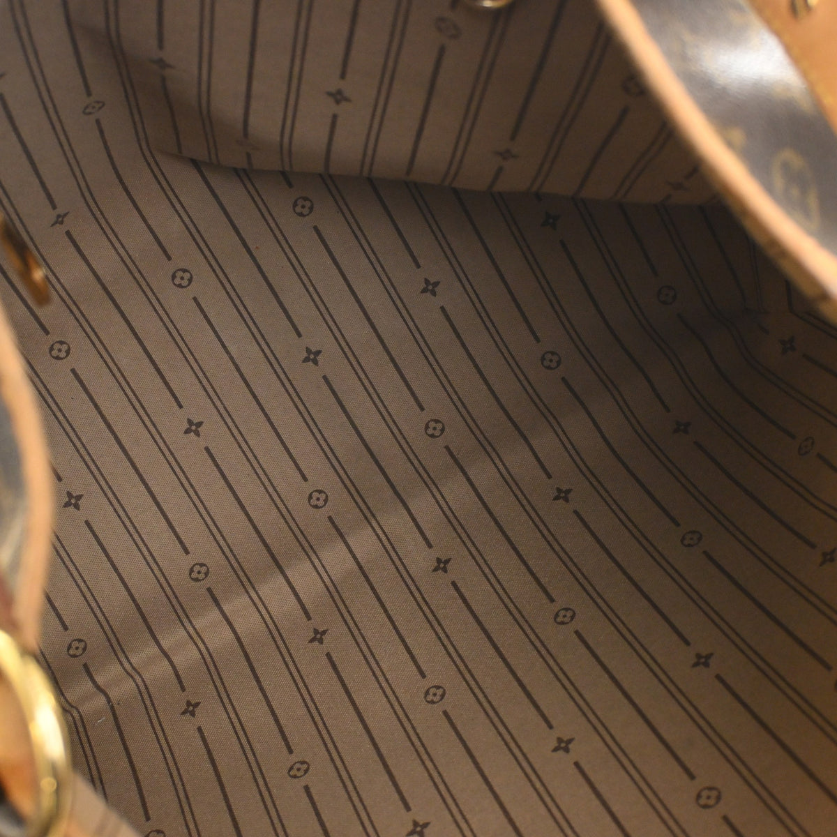 Pre-Owned Louis Vuitton MM Monogram Delightful, open interior with lining
