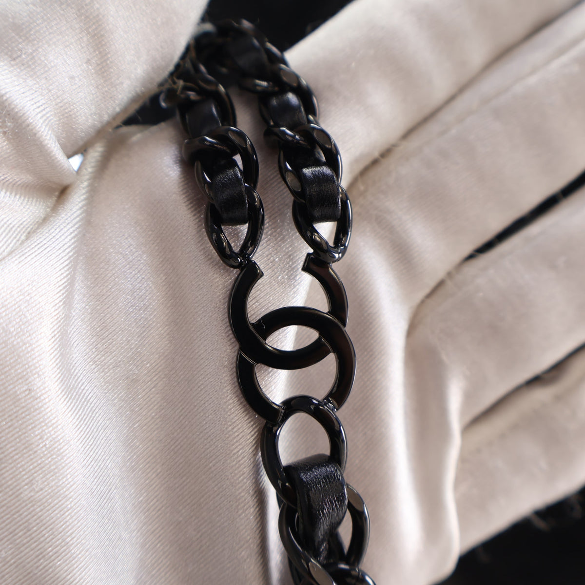 Pre-Owned Chanel Backpack 22 Shiny Calfskin, strap detail