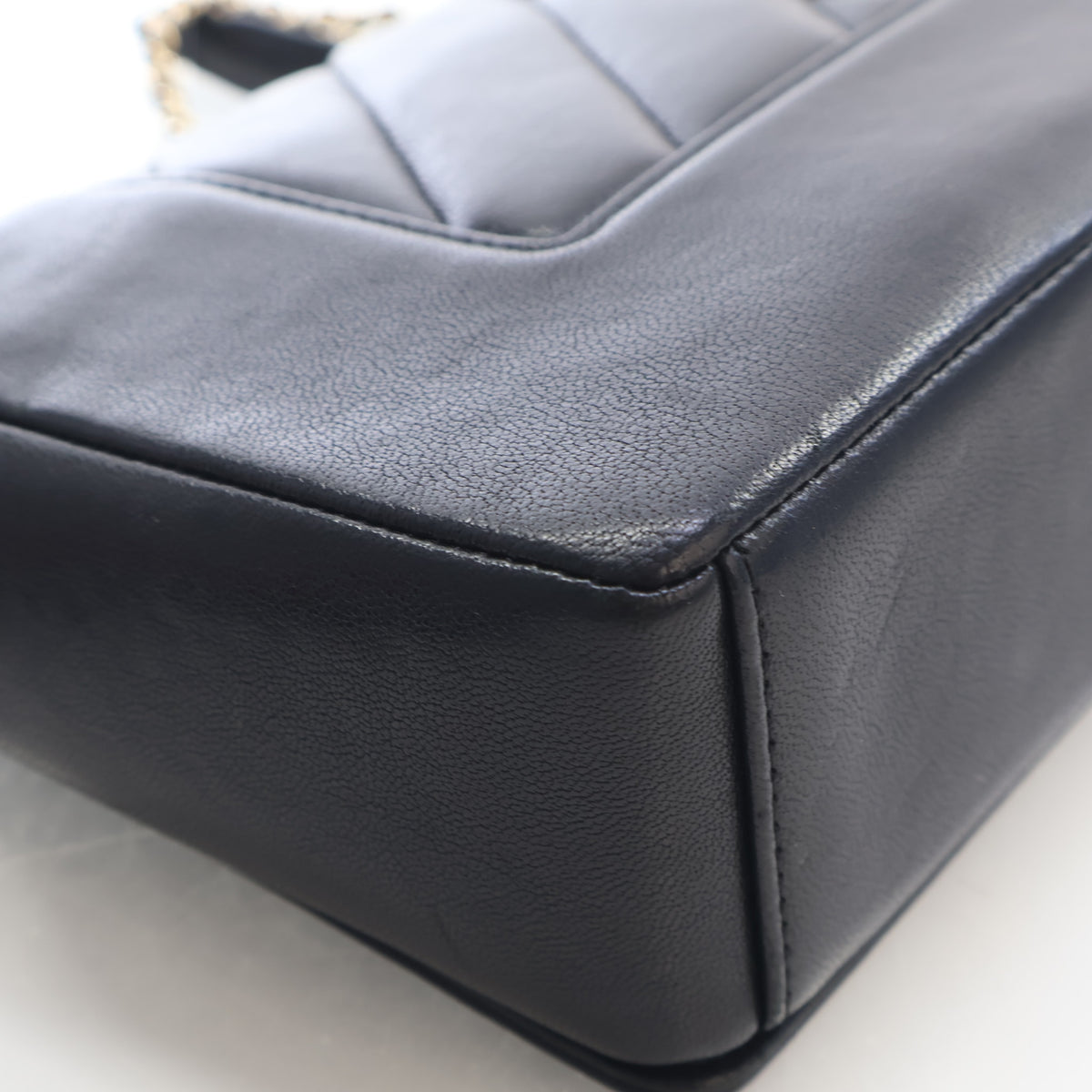 Vintage Chanel Flap Bag Medium Sheepskin Mademoiselle, corner and edge detail, photo 13 of 20