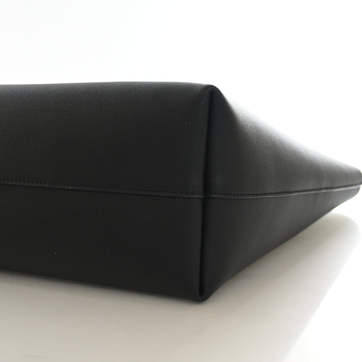 Pre-Owned Saint Laurent Tote Bag Calfskin, base and feet view, photo 7 of 12