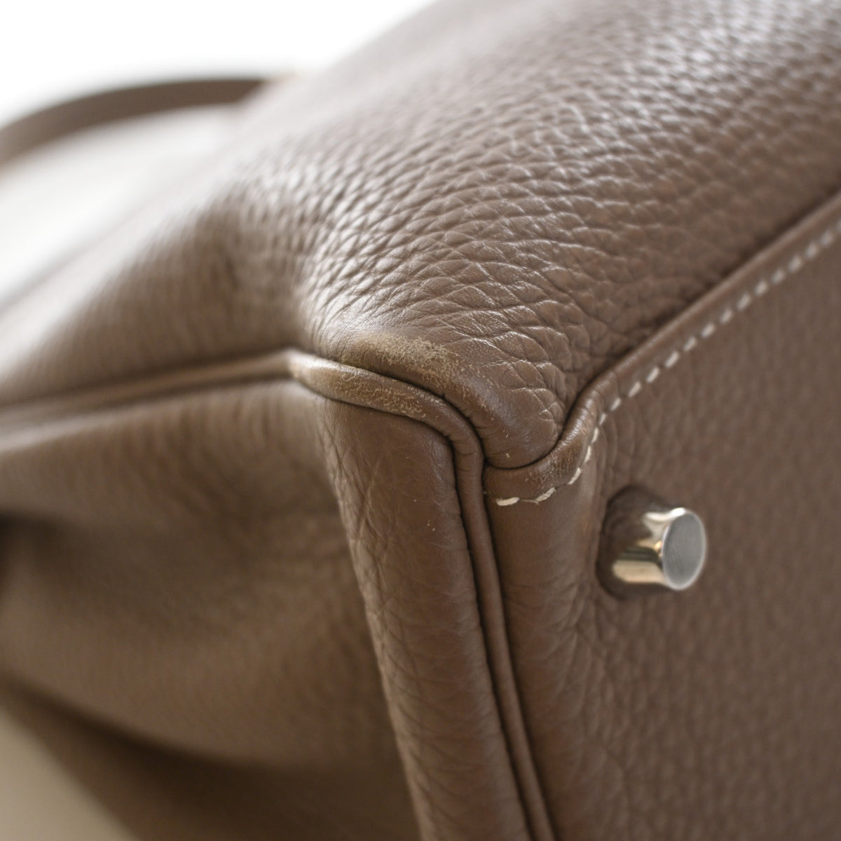 Pre-Owned Hermès Kelly 32 Etoupe Togo Leather, corner detail