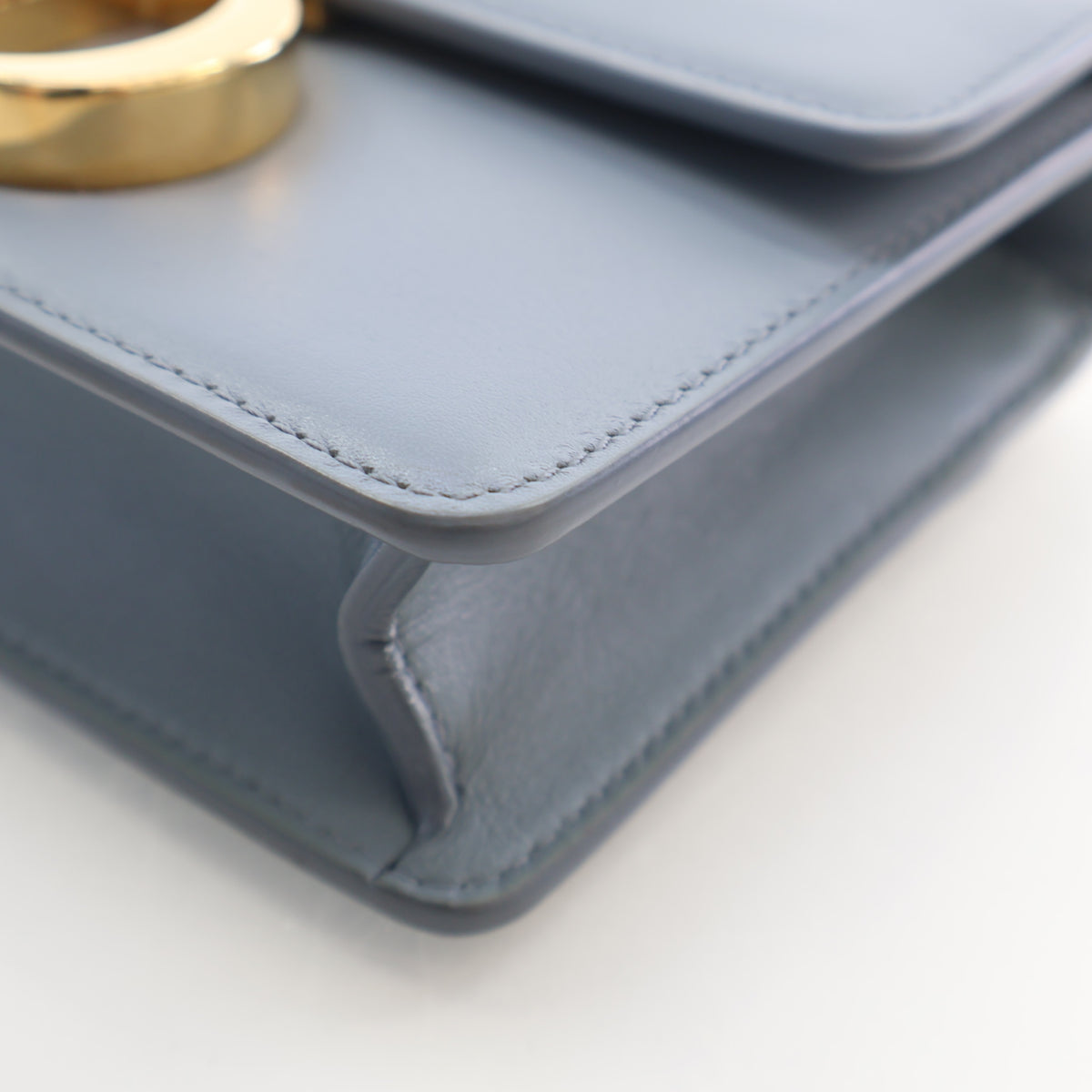 Pre-Owned Christian Dior Micro Calfskin 30 Montaigne, corner and edge detail, photo 9 of 17