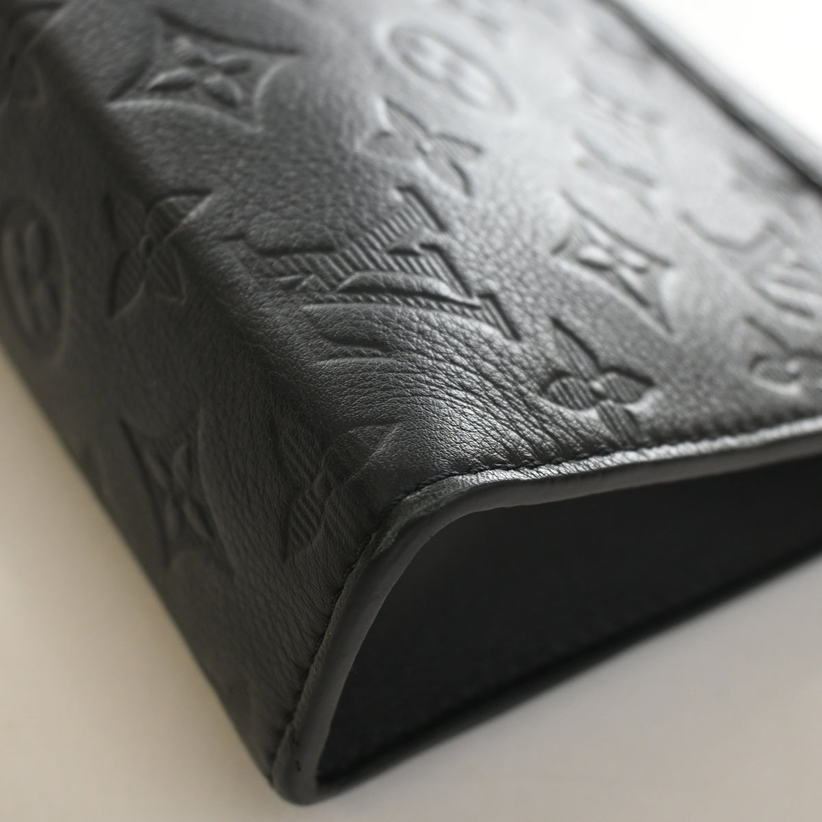 Pre-Owned Louis Vuitton Wallet Monogram Shadow Gaston Wearable, corner and edge detail, photo 13 of 14