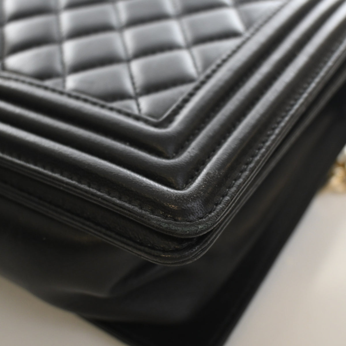 Pre-Owned Chanel Boy Bag Medium Lambskin, corner detail, photo 16 of 19