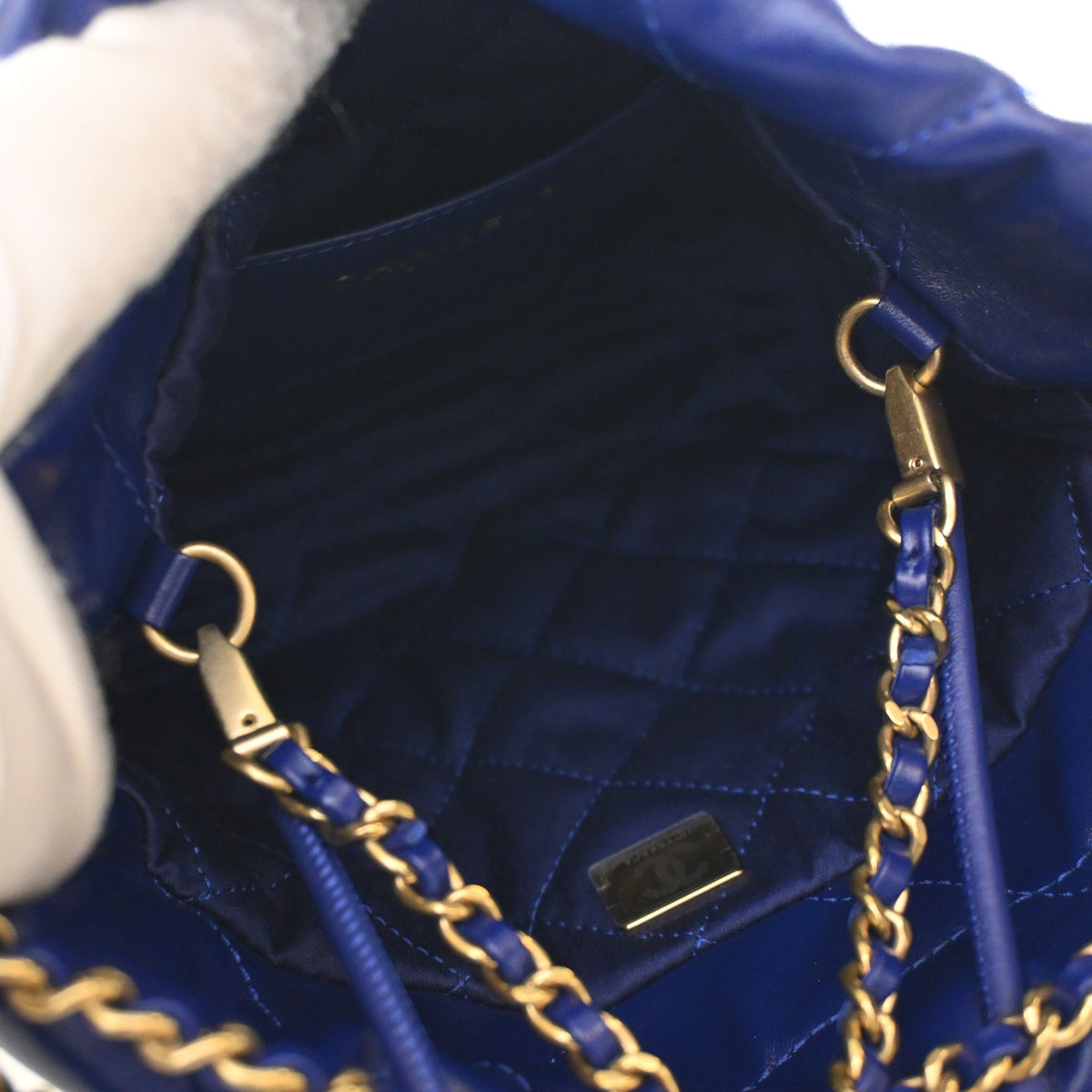 Pre-Owned Chanel 22 Hobo Mini Calfskin, open interior with lining