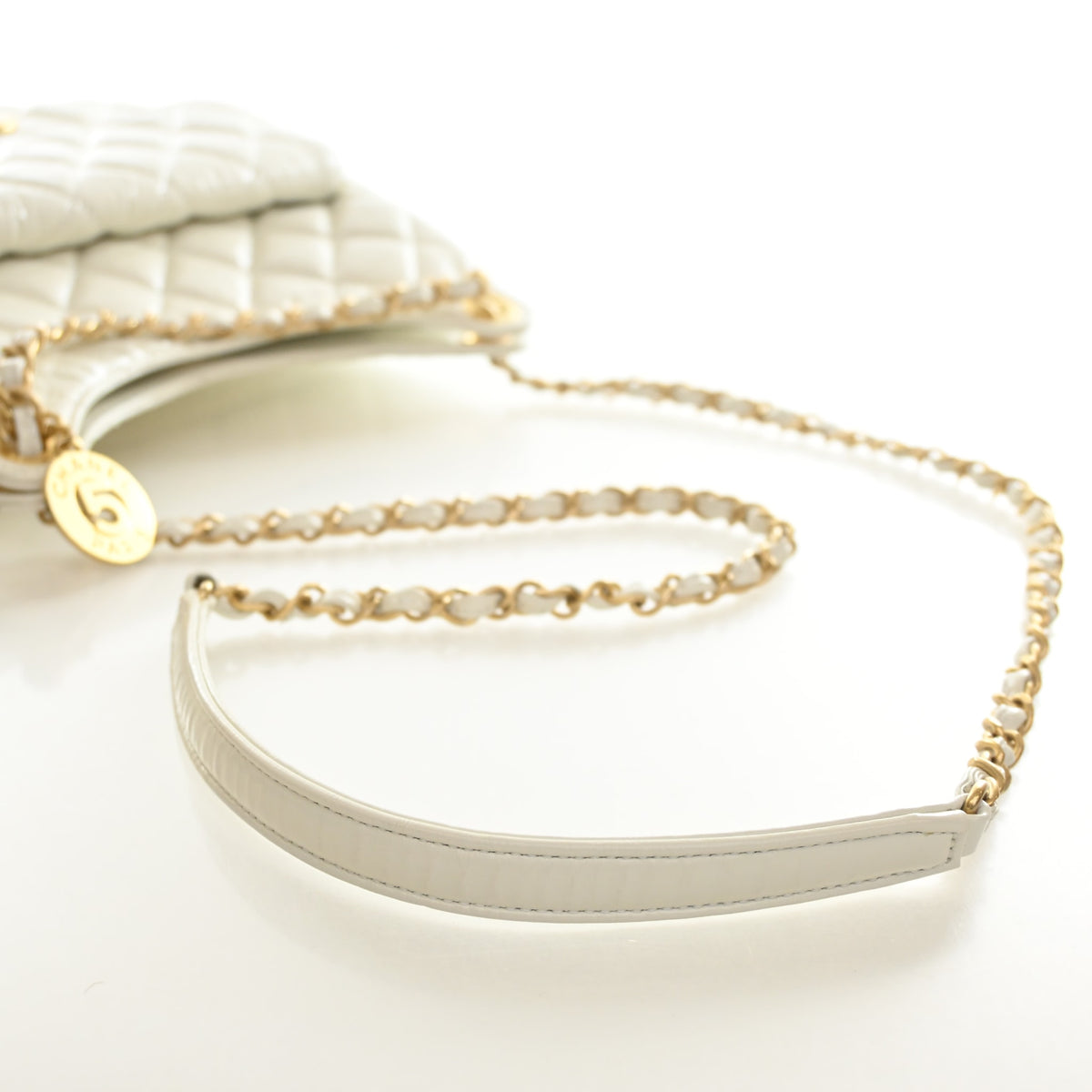 Pre-Owned Chanel Hobo Medium Crumpled Calfskin Wavy CC, strap detail