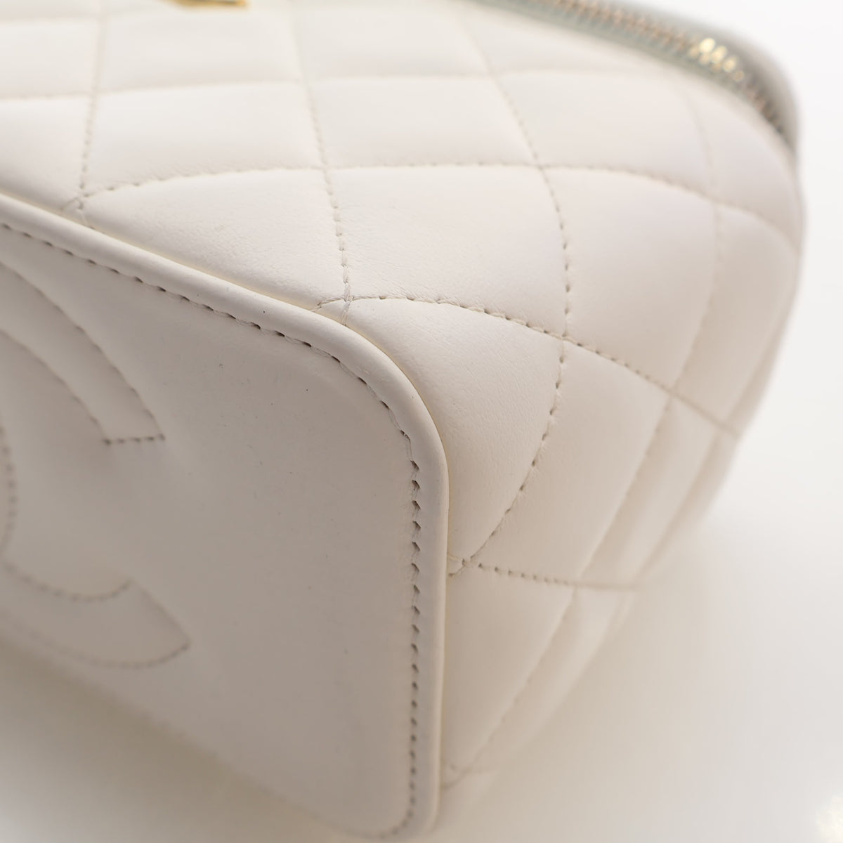 Pre-Owned Chanel Vanity Case Small Lambskin Classic, corner detail