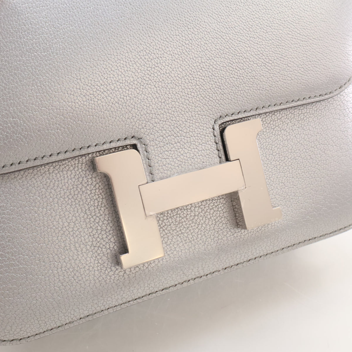 Pre-Owned Hermès Constance 18 Argent Chevre Leather Chamkilight, silver hardware close-up