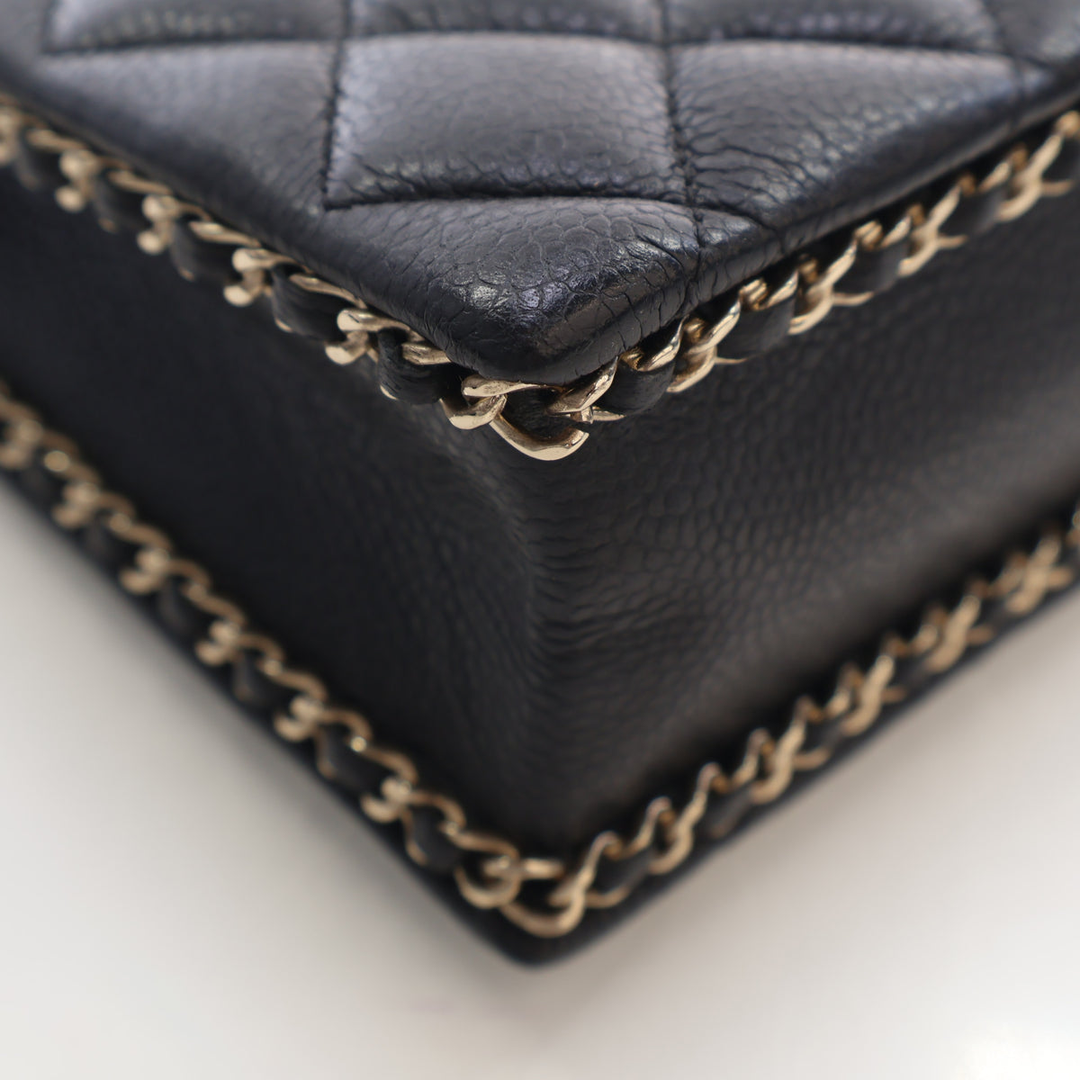 Pre-Owned Chanel Clutch Small Caviar Leather Evening Box On Chain, corner and edge detail