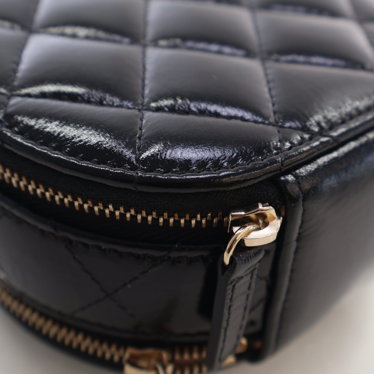 Pre-Owned Chanel Vanity Case Small Lambskin Round Handle With Care, corner and edge detail