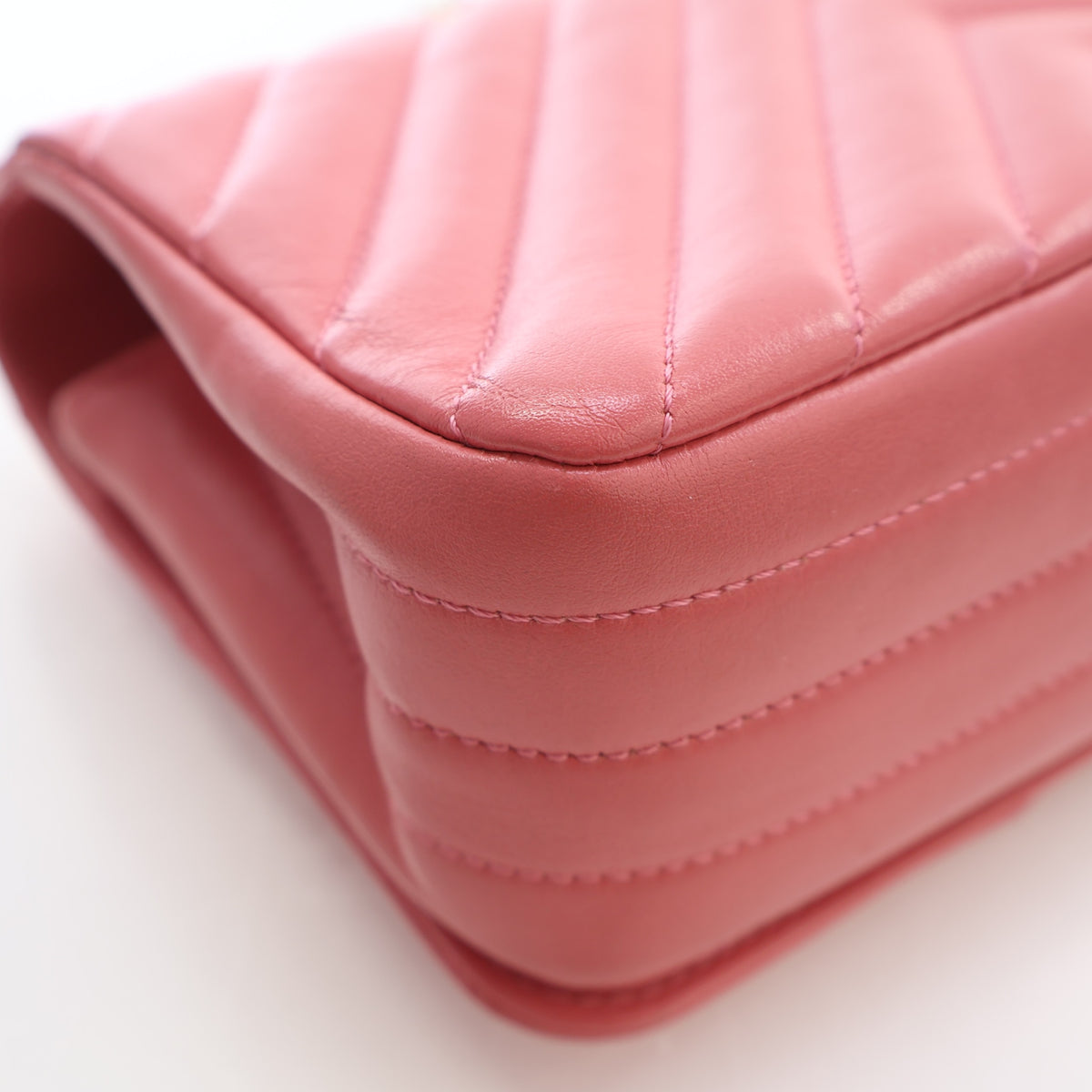 Pre-Owned Chanel Flap Bag Mini Lambskin Chevron, corner and edge detail, photo 13 of 18