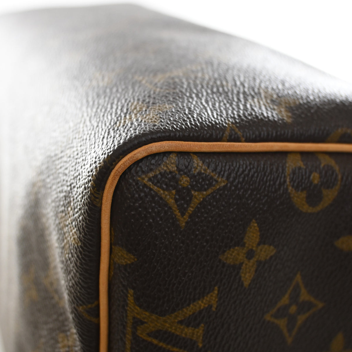 Pre-Owned Louis Vuitton Speedy Bandouliere 30 Monogram, corner and edge detail, photo 17 of 21