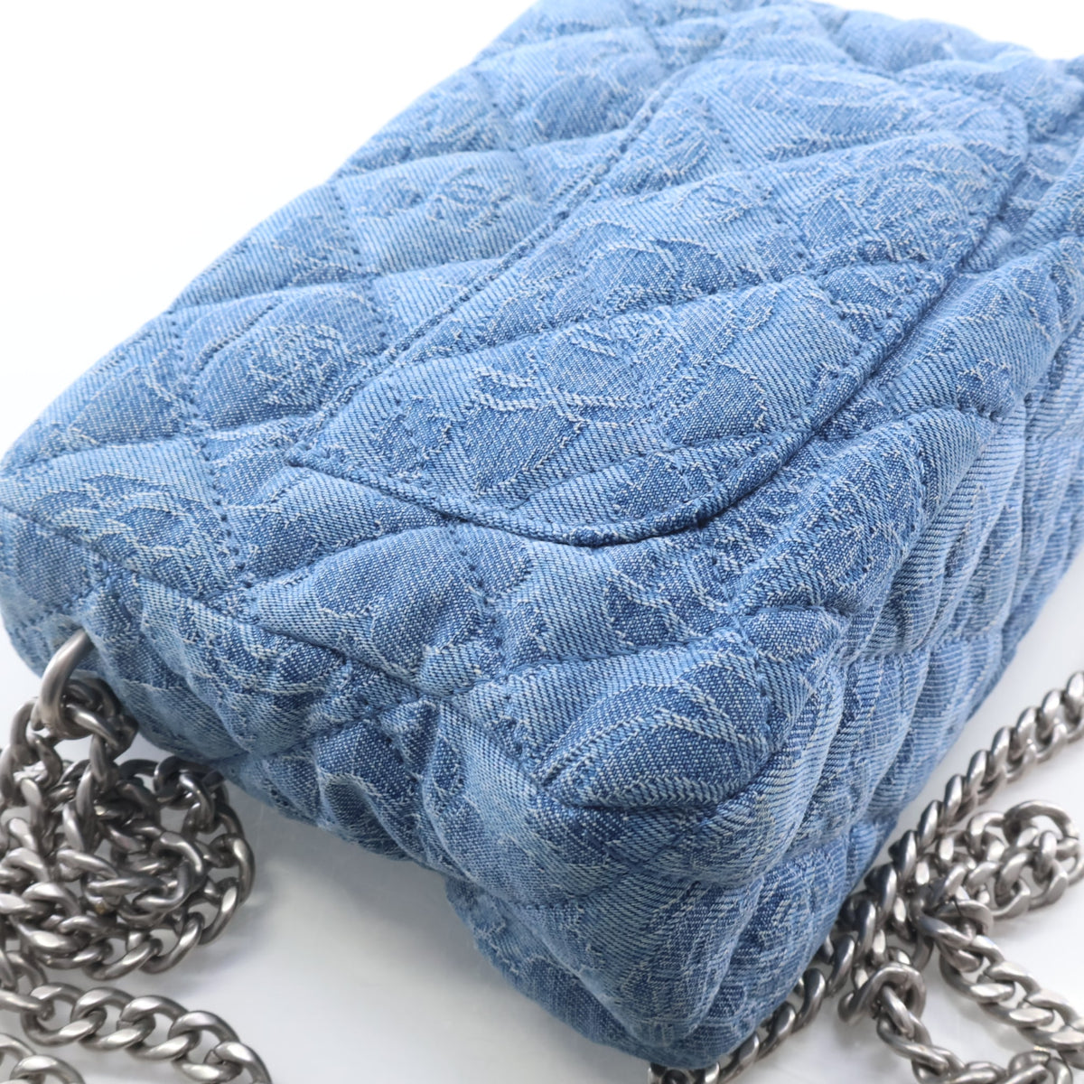 Pre-Owned Chanel Hobo Denim Sweetheart Crush, corner and edge detail