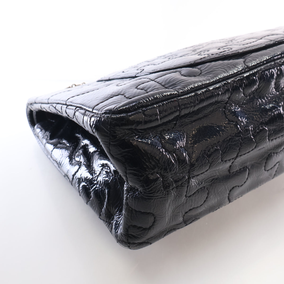 Pre-Owned Chanel Flap Bag Medium Crinkled Patent Leather Puzzle Reissue Double, corner and edge detail, photo 13 of 16
