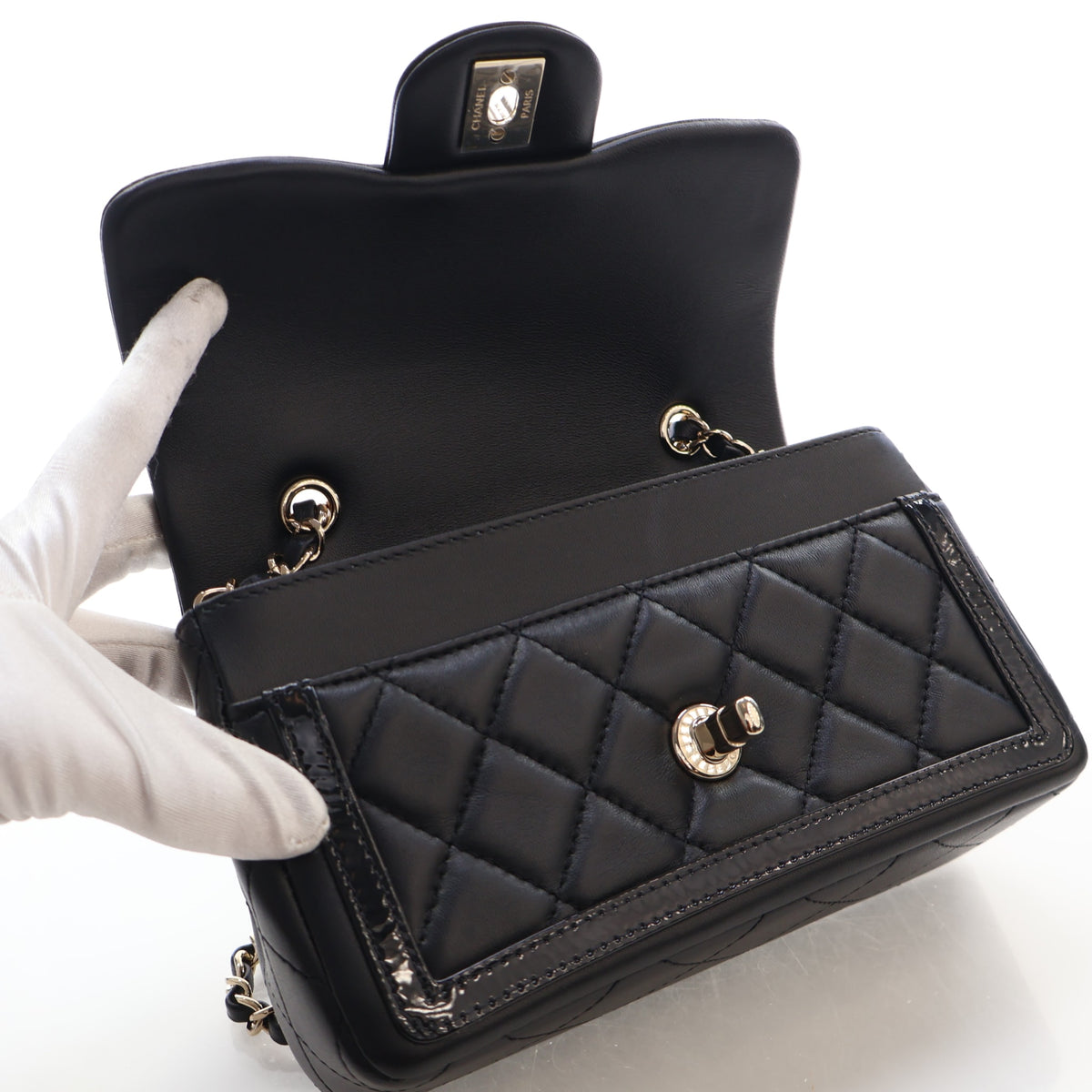 Pre-Owned Chanel Flap Bag Mini Lambskin CC, open interior
