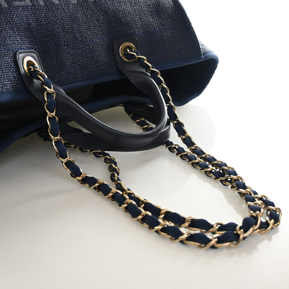 Pre-Owned Chanel Tote Medium Raffia Deauville, strap and chain detail