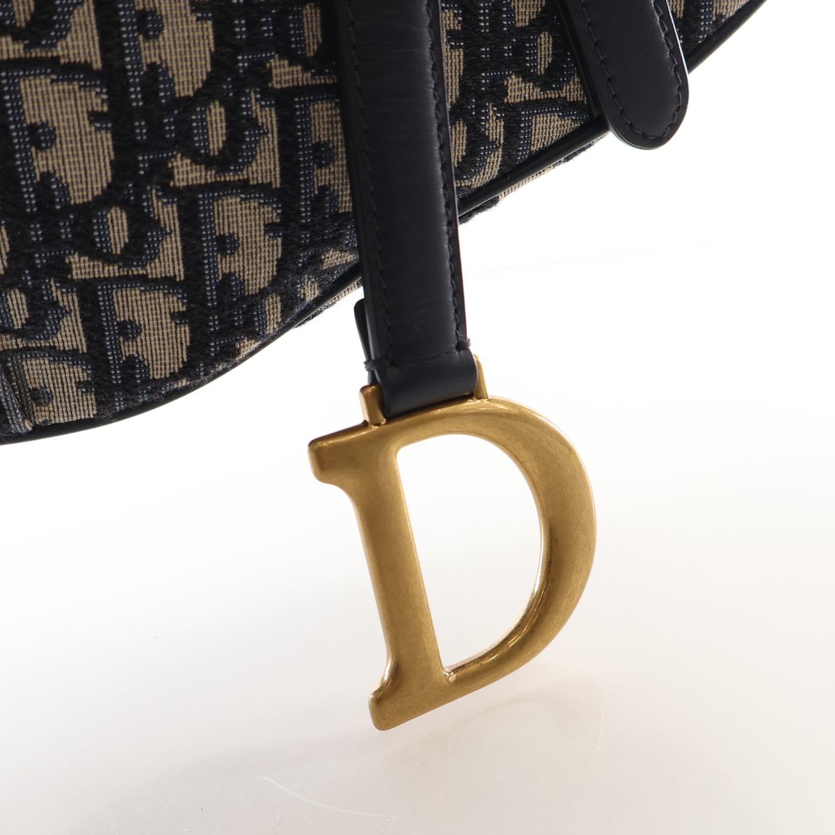 Pre-Owned Christian Dior Saddle Bag Medium Oblique, gold hardware close-up
