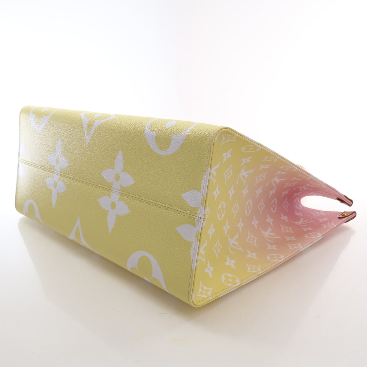 Pre-Owned Louis Vuitton Onthego GM Monogram Giant By The Pool, base view