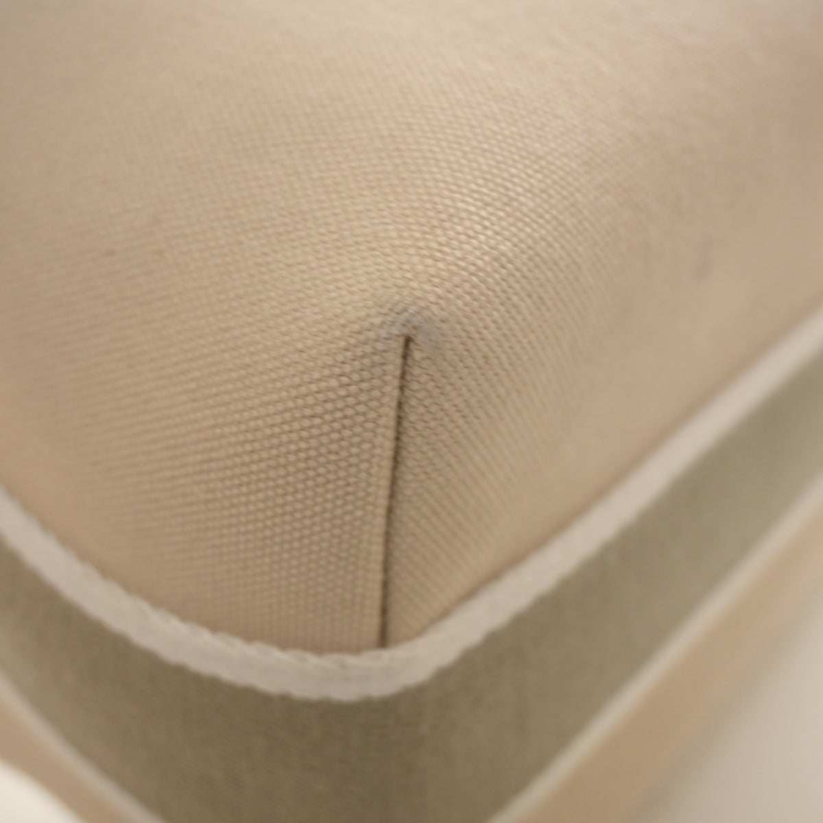 Pre-Owned Hermès Case Small Toile Naturel Bride A Brac, corner and edge detail, photo 15 of 16