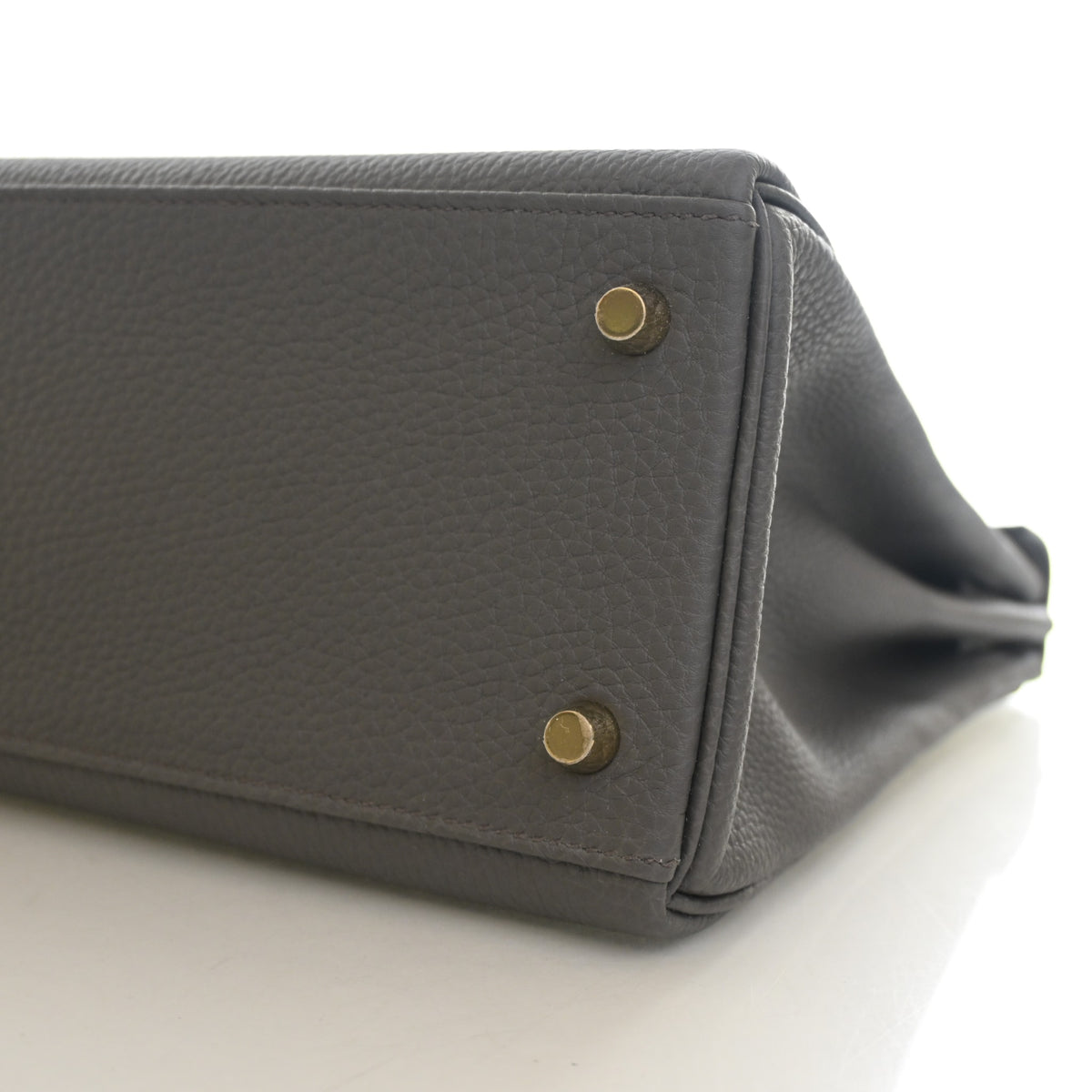 Pre-Owned Hermès Kelly 32 Gris Etain Togo Leather, base and feet view, photo 8 of 14