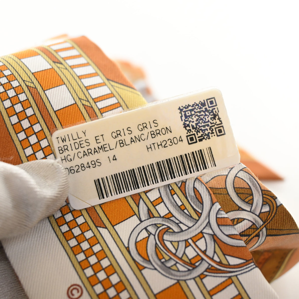 Pre-Owned Hermès Brides Et Gris Silk Twilly, interior label and date code, photo 9 of 10