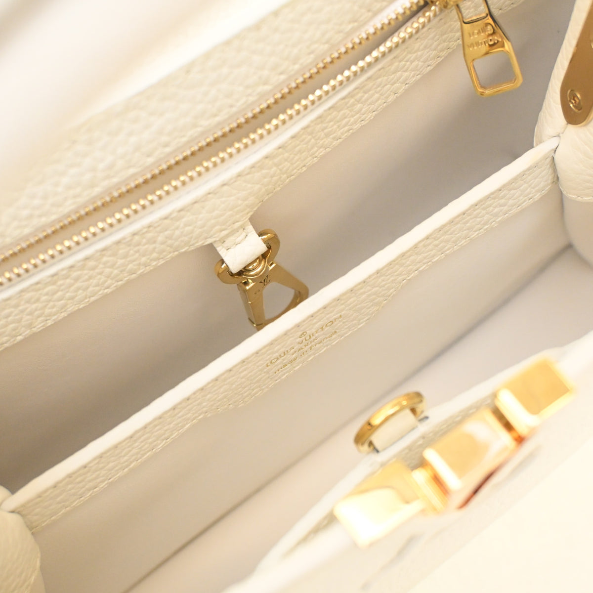 Pre-Owned Louis Vuitton Taurillon Capucines BB, open interior with lining