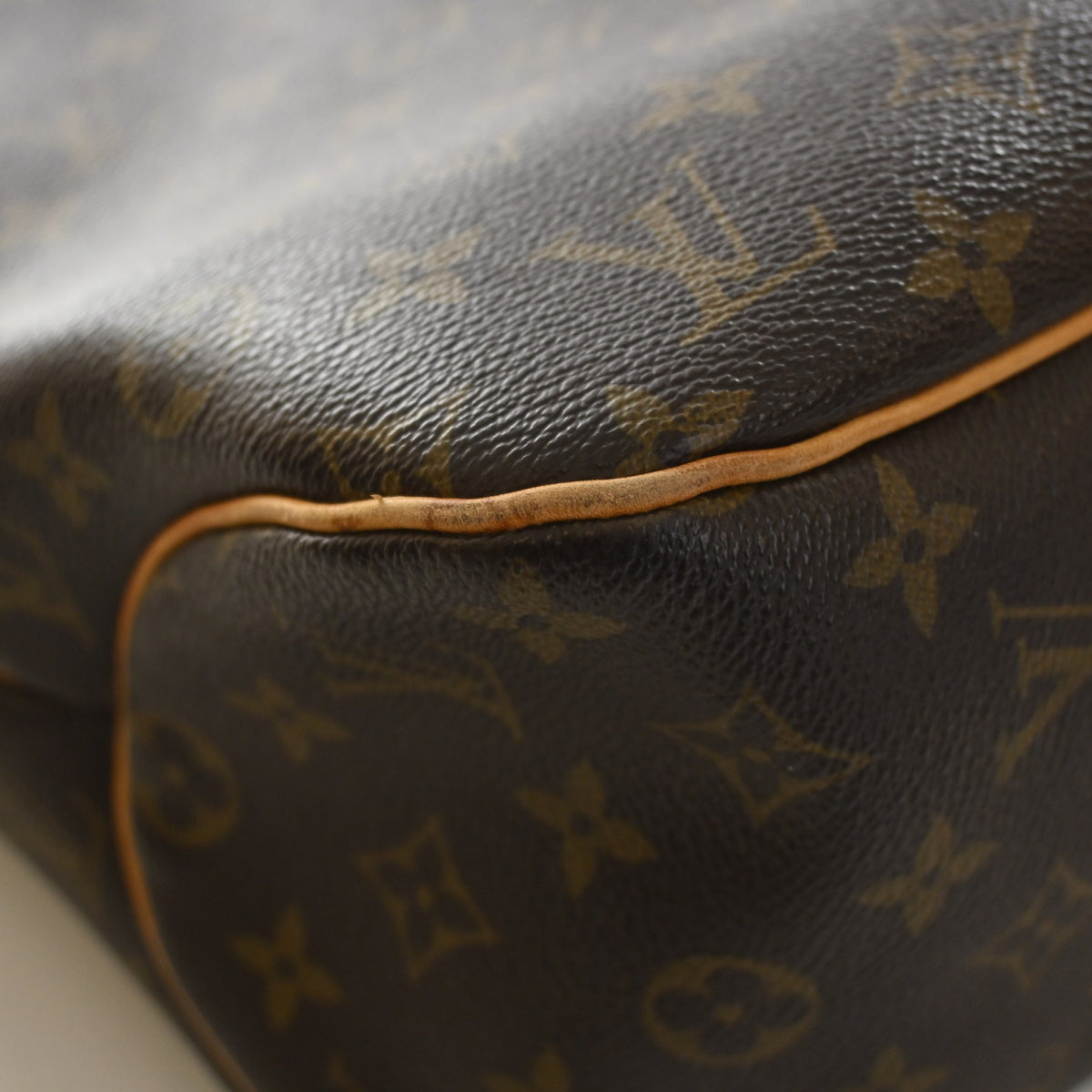 Pre-Owned Louis Vuitton MM Monogram Delightful, corner detail