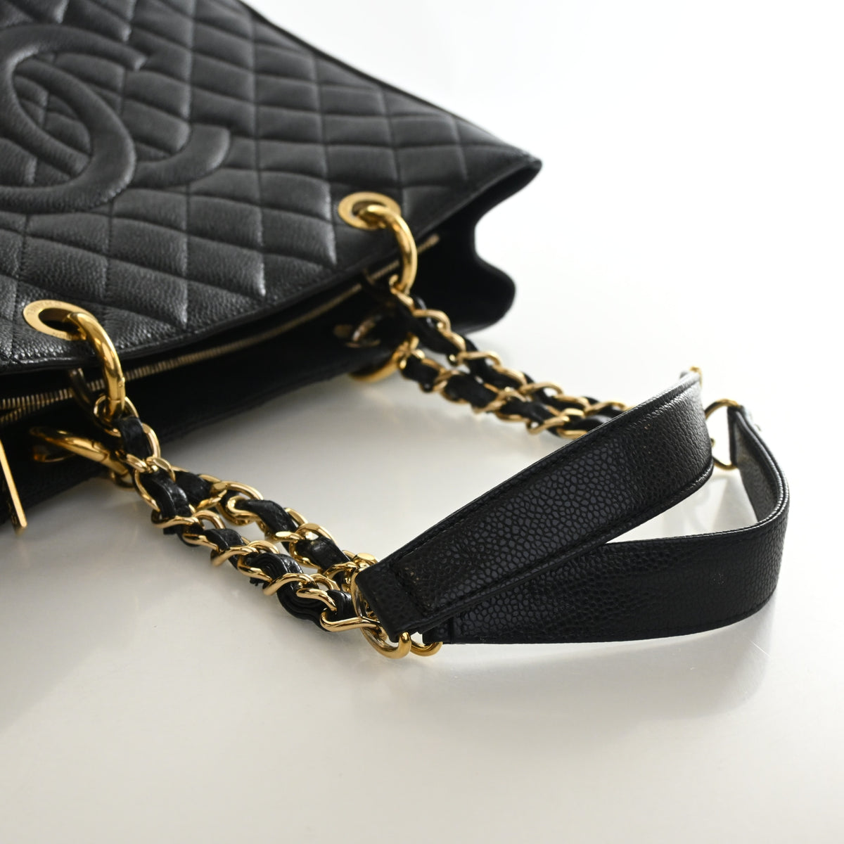 Pre-Owned Chanel Grand Shopping Tote Caviar Leather, strap and chain detail