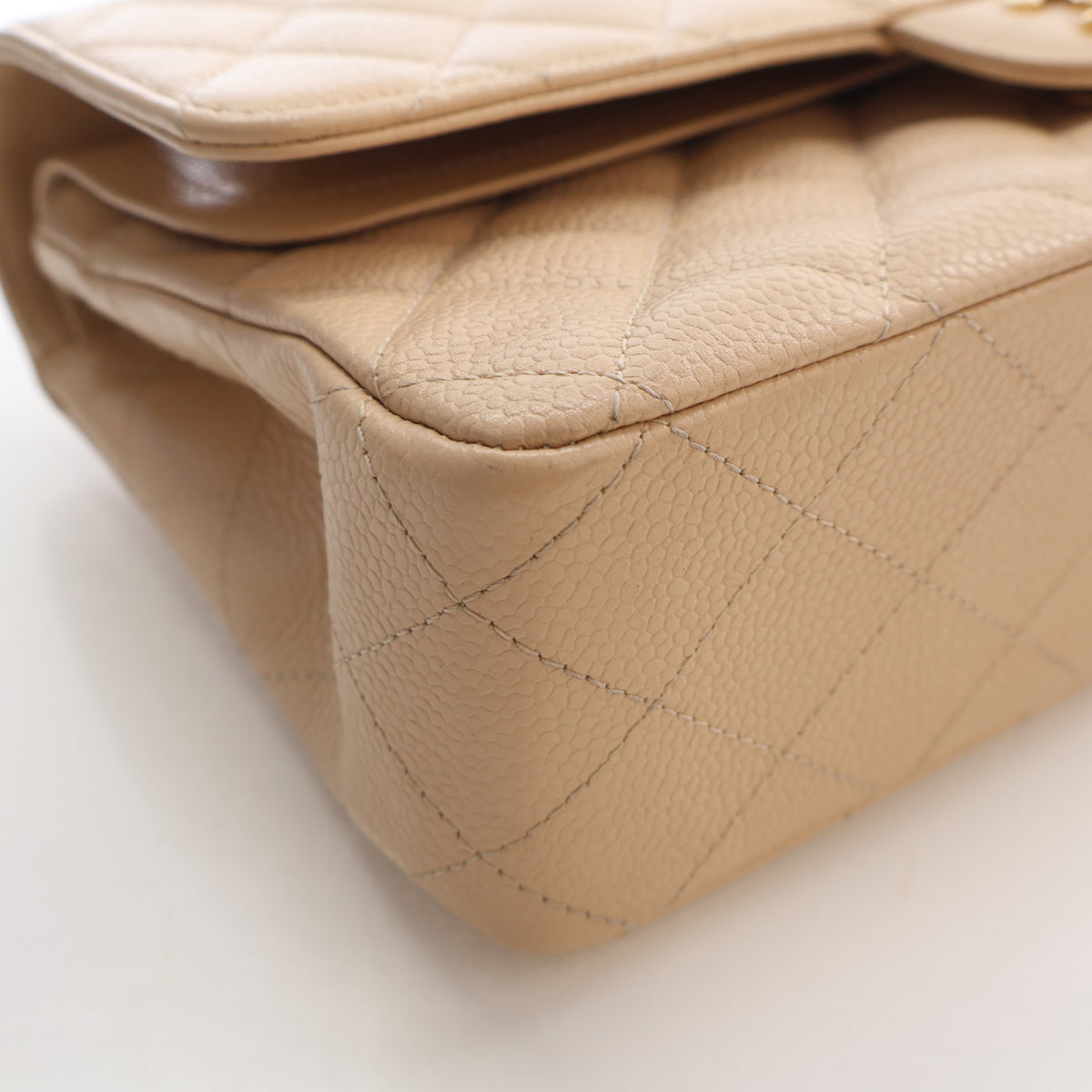 Pre-Owned Chanel Classic Double Flap Medium Caviar Leather Bag, corner and edge detail, photo 6 of 20