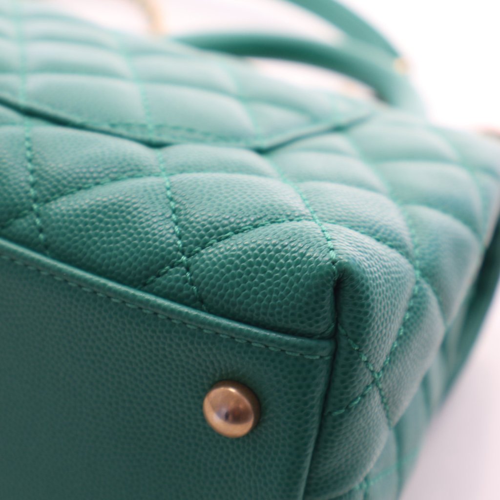 Pre-Owned Chanel Coco Handle Small Caviar Lizard Leather Bag, corner detail