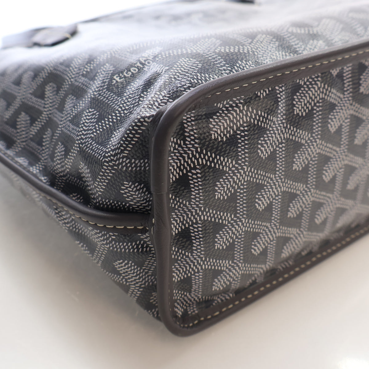 Pre-Owned Goyard Mini Goyardine Anjou, corner detail