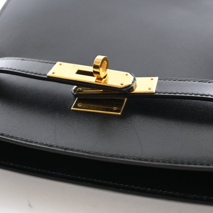 Vintage Hermès Kelly Sport MM Noir Box Calf, gold hardware close-up, photo 17 of 20