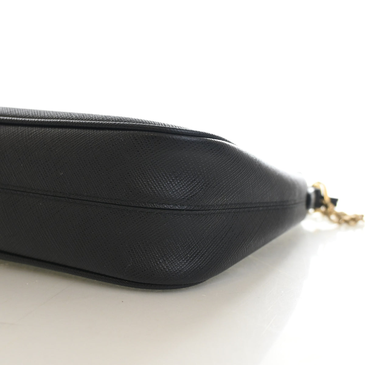 Pre-Owned Prada Saffiano Re-edition 2005, side profile, photo 8 of 14
