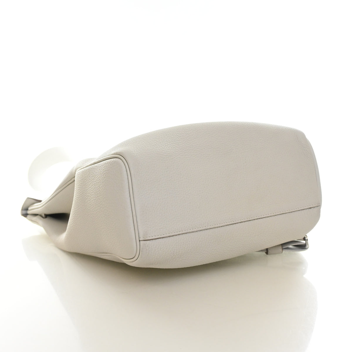 Pre-Owned Hermès GM Gris Pale Togo Leather Hac A Dos, base and feet view