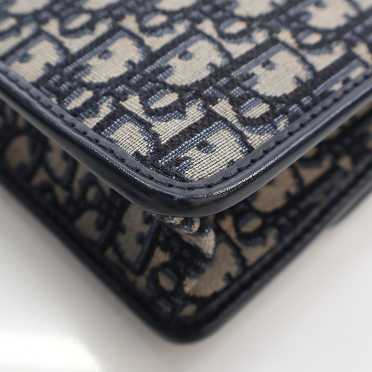 Pre-Owned Christian Dior 30 Canvas Oblique Montaigne, corner and edge detail, photo 14 of 19