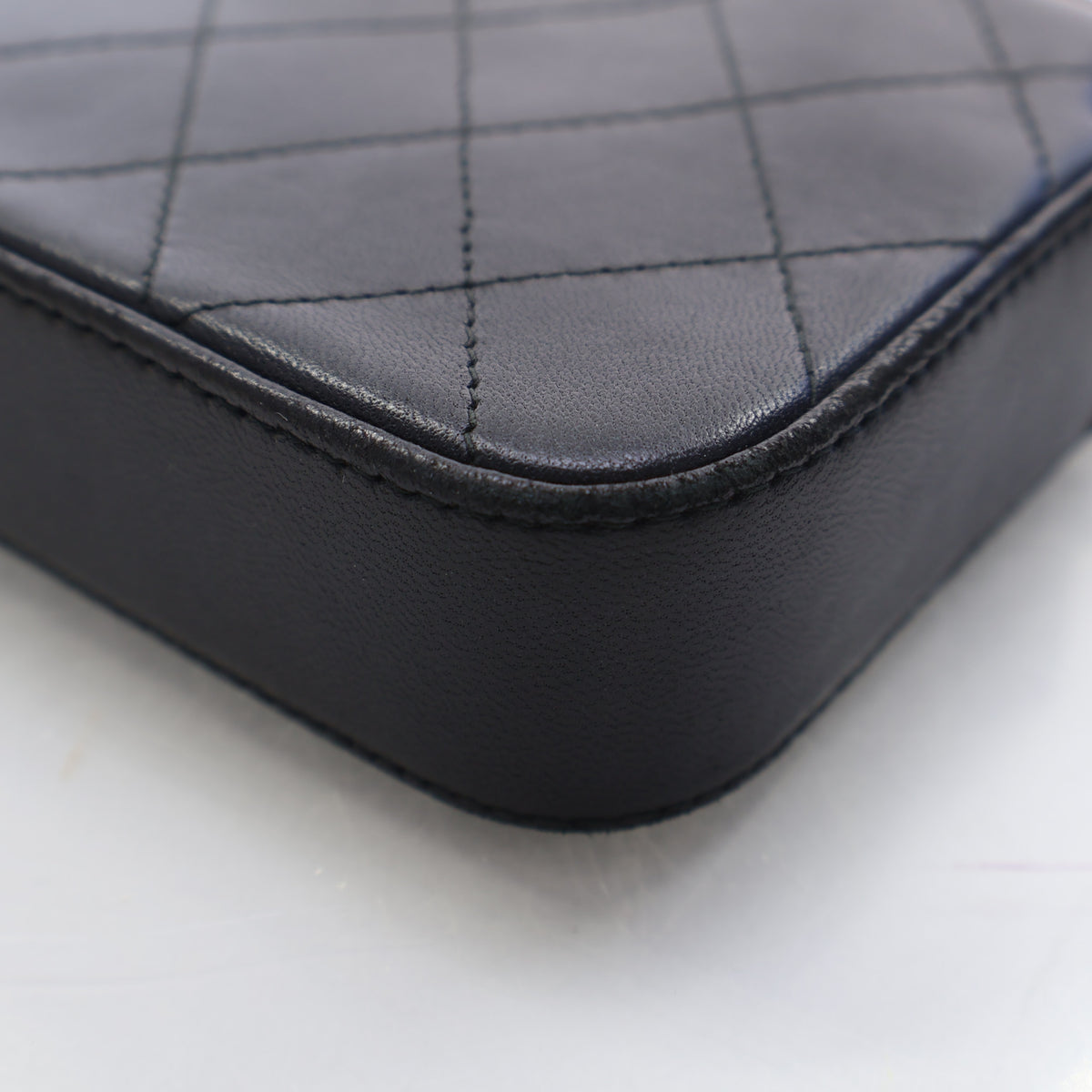 Pre-Owned Chanel Wallet On Chain Lambskin Double Zip, corner detail