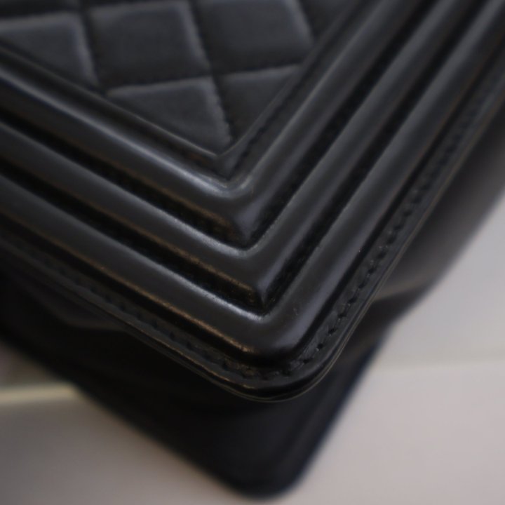 Pre-Owned Chanel Boy Bag Large Lambskin, corner and edge detail, photo 15 of 20