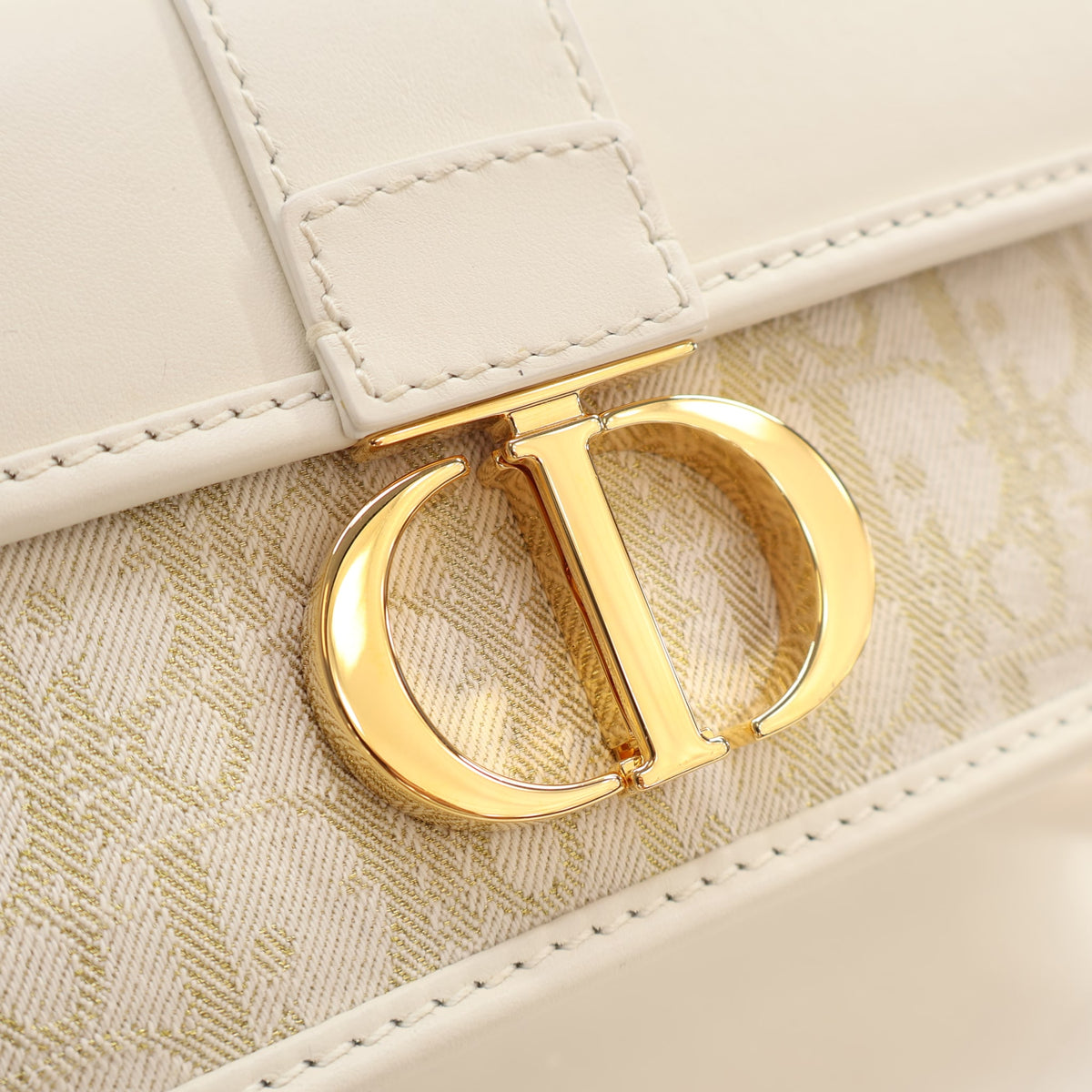 Pre-Owned Christian Dior Medium Oblique 30 Montaigne East-west, gold hardware close-up