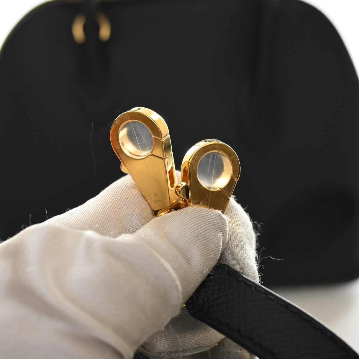 Pre-Owned Hermès Bolide 25 Noir Epsom Leather En Desordre 1923, gold hardware close-up