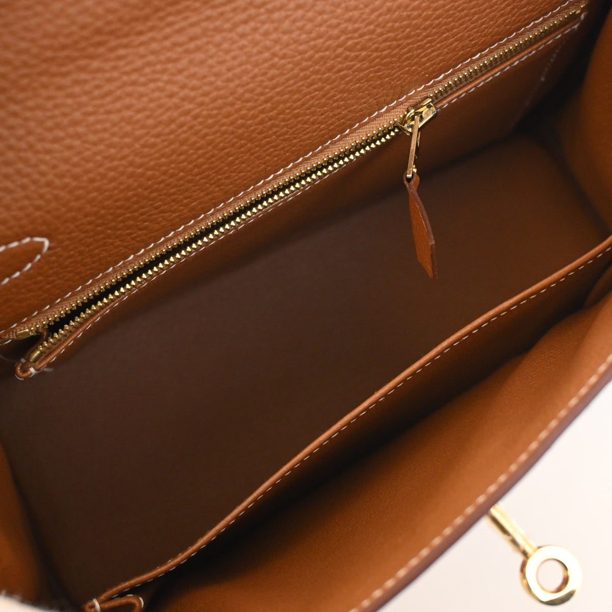 Pre-Owned Hermès Kelly 25 Gold Togo Leather, open interior with lining