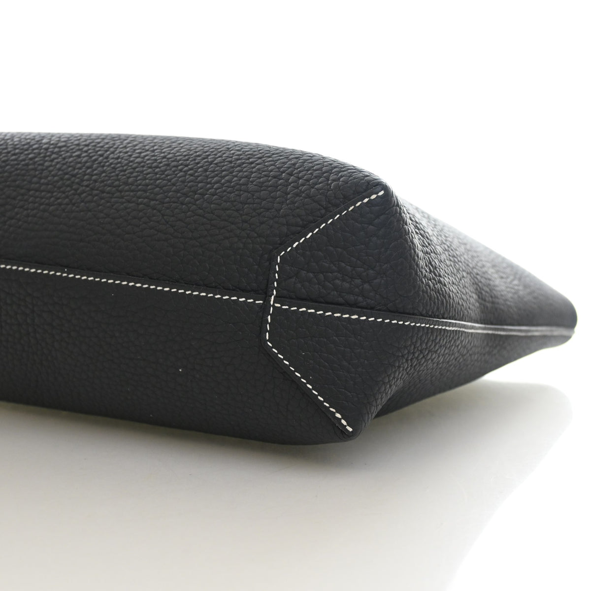 Pre-Owned Hermès 31 Noir Clemence Leather Cabasellier, base and feet view, photo 7 of 11
