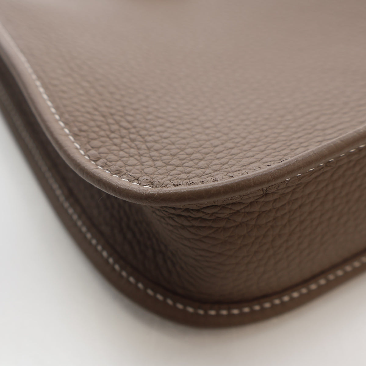 Pre-Owned Hermès Evelyne TPM Etoupe Clemence Leather 16, corner and edge detail, photo 11 of 16